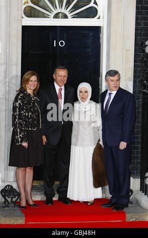 Recep Tayyip Erdogan, primo ministro della Turchia e moglie Emine arrivano per una cena ospitata dal primo ministro britannico Gordon Brown alle 10, Downing Street, alla vigilia del vertice del G20 a Londra. Foto Stock