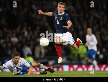 James Morrison in Scozia in azione mentre l'islandese Heidar Helguson guarda durante la partita di qualificazione della Coppa del mondo a Hampden Park, Glasgow. Foto Stock