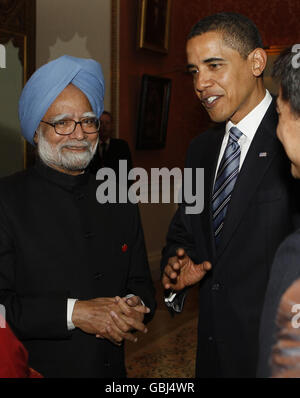 Il presidente DEGLI STATI UNITI Barack Obama (a destra) con il primo ministro indiano Manmohan Singh (a sinistra) durante un ricevimento per i leader del G20 a Buckingham Palace a Londra. Foto Stock