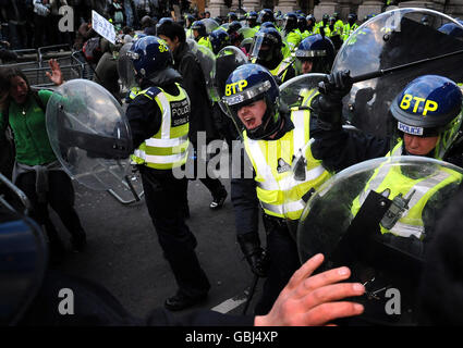 Polizia e manifestanti si scontrano davanti alla Banca d'Inghilterra in vista del vertice del G20 di domani. Foto Stock