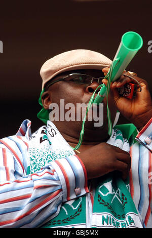 Calcio - International friendly - Irlanda / Nigeria. Un fan della Nigeria soffia il suo corno a sostegno Foto Stock