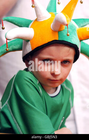 Calcio - International friendly - Irlanda / Nigeria. Un giovane fan irlandese dopo la partita Foto Stock