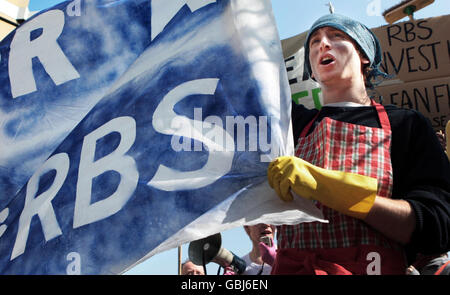 Manifestanti al di fuori della Royal Bank of Scotland AGM, Edinburgh International Conference Centre, The Exchange di Edimburgo. Foto Stock