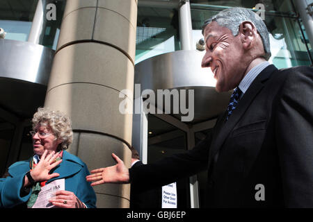 Un protestore in una maschera di Sir Fred Goodwin al di fuori della Royal Bank of Scotland AGM, Edinburgh International Conference Centre, The Exchange di Edimburgo. Foto Stock