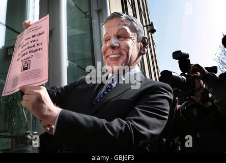 Un protestore in una maschera di Sir Fred Goodwin al di fuori della Royal Bank of Scotland AGM, Edinburgh International Conference Centre, The Exchange di Edimburgo. Foto Stock