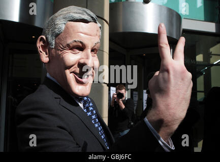 Un protestore in una maschera di Sir Fred Goodwin al di fuori della Royal Bank of Scotland AGM, Edinburgh International Conference Centre, The Exchange di Edimburgo. Foto Stock