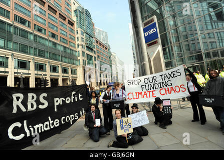 Gli studenti del gruppo di campagna People & Planet protestano al di fuori del quartier generale di Londra della Royal Bank of Scotland per evidenziare gli investimenti della banca in combustibili fossili che cambiano il clima. Foto Stock