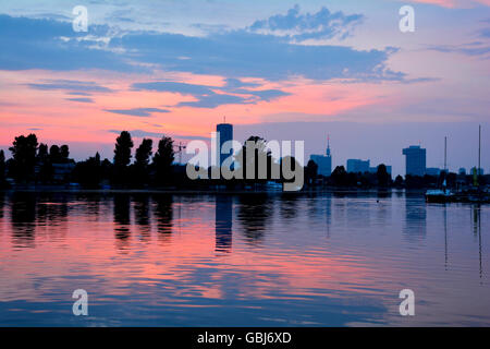 Tramonto sul fiume Danubio ad Alte Donau a Vienna, in Austria Foto Stock