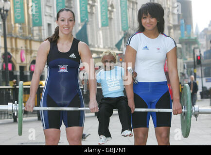 Romeo Dev, il bodybuilder più piccolo del mondo, si è Unito alla British Olympic 2012 Weightlifting Hopefuls Jo Calvino (a sinistra) e Zoe Smith per il lancio di due settimane di divertimento olimpico al Ripley's Believe IT or Not! Attrazione a Piccadilly Circus, Londra. Foto Stock