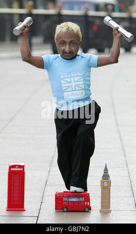 Romeo Dev, il bodybuilder più piccolo del mondo lancia due settimane di divertimento olimpico a Ripley's Believe IT or Not! Attrazione a Piccadilly Circus, Londra. Foto Stock