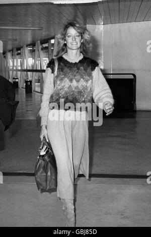 L'attrice americana Farrah Fawcett-Majors arriva all'aeroporto di Heathrow da Los Angeles. Precedentemente uno degli Angeli di Charlie, Fawcett è qui per comparire nella Supernight dello spettacolo reale al London Palladium. Foto Stock