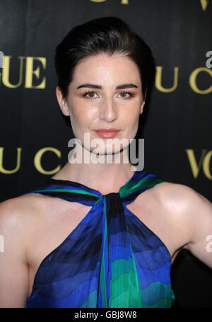 Erin o'Connor arriva a una cena in onore di Frida Giannini, direttore creativo di Gucci, ospitata da Alexandra Shulman, redattore di British Vogue e tenuta alla Saatchi Gallery di Londra. Foto Stock