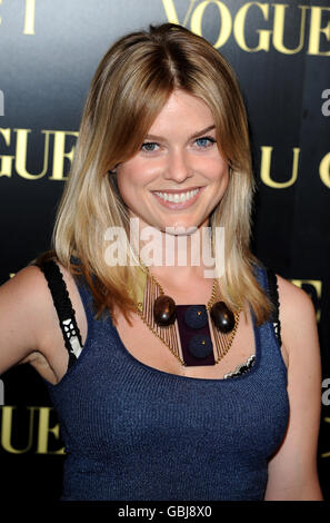 L'attrice Alice Eve arriva a una cena in onore di Frida Giannini, direttore creativo di Gucci, ospitata da Alexandra Shulman, redattore di British Vogue e tenuta alla Saatchi Gallery di Londra. Foto Stock