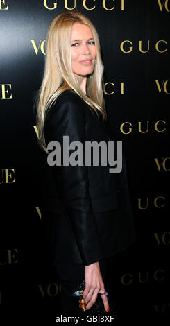 Claudia Schiffer arriva a una cena in onore di Frida Giannini, direttore creativo di Gucci, ospitata da Alexandra Shulman, redattore di British Vogue e tenuta alla Saatchi Gallery di Londra. Foto Stock