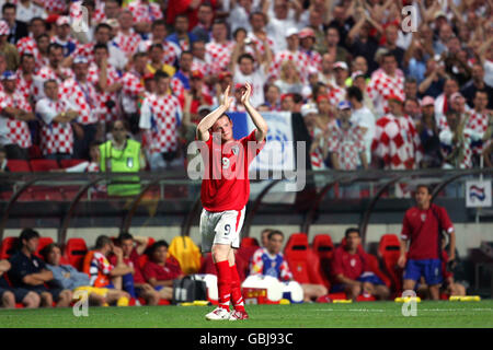 Wayne Rooney, in Inghilterra, applaude i fan dopo essere stati sostituiti Foto Stock