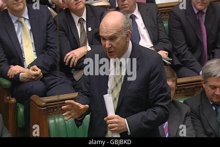 Vince Cable, portavoce del Tesoro liberaldemocratico, parla durante le interrogazioni del primo Ministro alla Camera dei Comuni di Londra. Foto Stock