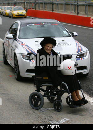 Dulcibella King-Hall, 106 anni, si prepara per un giro al Brands Hatch Racing Circuit di Kent, come regalo di compleanno per festeggiare il suo 107° compleanno il sabato, diventando la persona più anziana a completare un giro. Foto Stock