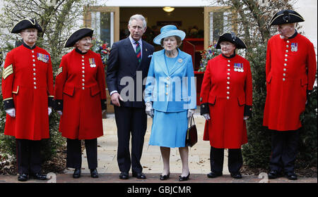 Il Principe del Galles e l'ex primo ministro britannico Baronessa Thatcher si pongono con i pensionati di Chelsea mentre assistono all'apertura di una nuova infermeria al Royal Hospital Chelsea a Londra. Foto Stock