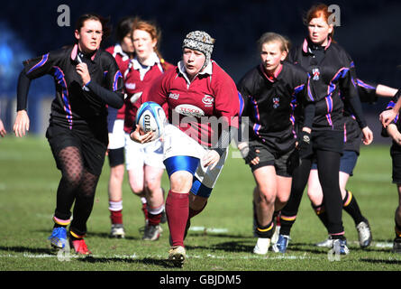 Combatti l'azione delle Gala Girls (in borgogna) contro la Carrick Academy durante le finali della National Midi Cup al Murrayfield Stadium di Edimburgo. Foto Stock