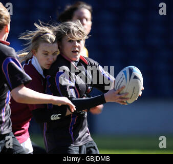 Combatti l'azione delle Gala Girls (in borgogna) contro la Carrick Academy durante le finali della National Midi Cup al Murrayfield Stadium di Edimburgo. Foto Stock