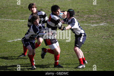 Combatti con Dumfries (in nero) contro Musselburgh durante le finali della National Midi Cup al Murrayfield Stadium di Edimburgo. Foto Stock