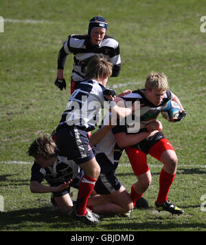 Combatti con Dumfries (in nero) contro Musselburgh durante le finali della National Midi Cup al Murrayfield Stadium di Edimburgo. Foto Stock