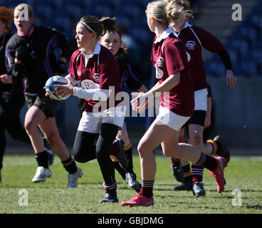 Combatti l'azione delle Gala Girls (in borgogna) contro la Carrick Academy durante le finali della National Midi Cup al Murrayfield Stadium di Edimburgo. Foto Stock