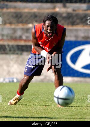 Calcio - Campionato europeo UEFA 2004 - Gruppo B - Francia / Inghilterra - Francia Training. Louis Saha in Francia condivide una battuta durante l'allenamento Foto Stock