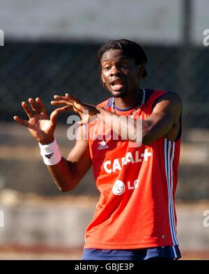 Calcio - Campionato europeo UEFA 2004 - Gruppo B - Francia / Inghilterra - Francia formazione. Louis Saha in Francia durante l'allenamento Foto Stock