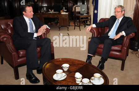 Il leader del Partito conservatore David Cameron (a sinistra) incontra il primo ministro australiano Kevin Rudd all'Australia House di Londra. Foto Stock