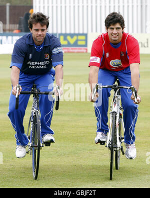 Cricket - Essex Press Day - The County Ford Ground - Chelmsford. Mark Pettini (a sinistra) e Alastair Cook hanno un giro in bicicletta sull'entroterra durante un Media Photocall presso il Ford County Ground di Chelmsford. Foto Stock