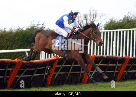 Corse di cavalli - incontro primaverile pomeridiano - Ippodromo di Hereford. Stadio a destra guidato dal jockey Michael McAvoy in azione durante la BBC Hereford & Worcester Conditionals' handicap ostacoli. Foto Stock