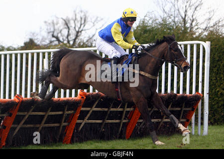 Corse di cavalli - incontro primaverile pomeridiano - Ippodromo di Hereford. Monsieur guidato dal jockey Richard Killoran in azione durante la BBC Hereford & Worcester Conditionals' handicap Hricap ostacoli. Foto Stock