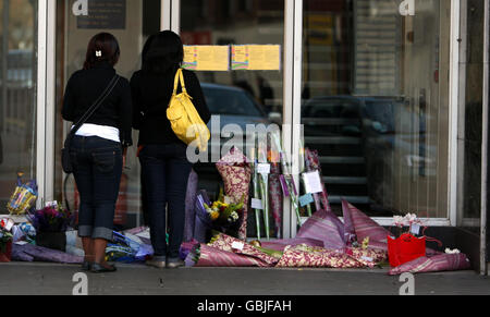 I fiori sono deposti dall'ingresso di Oxford Road del Broad Street Mall a Reading, Berkshire, dove Juan-Claude McKelly, 18 anni, è stato rubato a morte in quello che gli ufficiali hanno descritto come un 'altercation'. Foto Stock