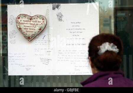 Un tributo all'entrata di Oxford Road del Broad Street Mall a Reading, Berkshire, dove Juan-Claude McKenly, 18 anni, fu pugnalato a morte in quello che gli ufficiali descriveva come un 'altercation'. Foto Stock