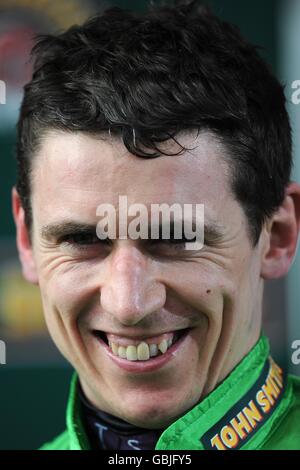 Corse ippiche - il Grand National Meeting di John Smith del 2009 - giorno due - Ippodromo di Aintree. Paddy Brennan, Jockey Foto Stock