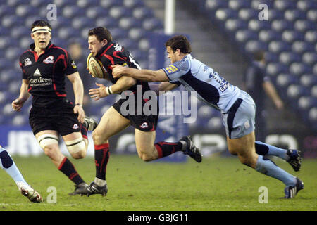 Nick De Luca (centro) di Edimburgo affrontato da Jamie Roberts di Cardiff Blues durante la partita della Magners League a Murrayfield, Edimburgo. Foto Stock