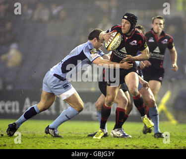 Rugby Union - The Magners League - Edimburgo / Cardiff Blues - Murrayfield. Simon Webster di Edimburgo (a destra) affrontato da Jamie Roberts di Cardiff Blues (a sinistra) durante la partita della Magners League a Murrayfield, Edimburgo. Foto Stock