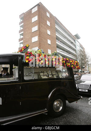 La processione funeraria di Jade Goody passa attraverso la tenuta di Dickens, mentre attraversa Bermondsey, nel sud-est di Londra, durante il viaggio verso la chiesa di San Giovanni Battista in Essex, dove si svolgeranno i funerali. Foto Stock