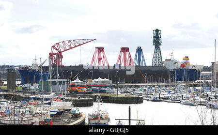 Le gru che un tempo dominavano lo skyline del cantiere navale Swan Hunters di Wallsend vengono caricate su una nave pronta per essere portata alla Bharati Shipyard Limited (BSL), in India, che ha acquisito tutte le macchine e le attrezzature del cantiere navale Swan Hunter Shipyard. Foto Stock