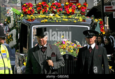 Il direttore funebre Barry Albin-Dyer (a sinistra) guida la processione funeraria di Jade Goody attraverso Loughton, Essex. Foto Stock