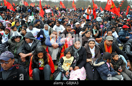 Migliaia di persone protestano ad Hyde Park, Londra, contro l'offensiva del governo dello Sri Lanka contro i ribelli delle tigri tamil e contro presunte violazioni dei diritti umani. Foto Stock