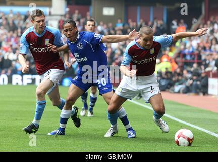 Steven Pienaar (centro) di Everton in azione con James di Aston Villa Milner (a sinistra) e Luke Young (a destra) come si battono per la sfera Foto Stock