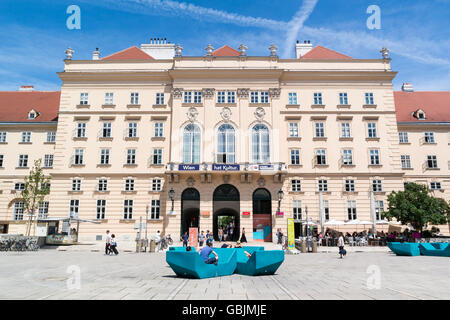 Museums Quartier square con le persone in stile barocco e Q21 edificio a Vienna, in Austria Foto Stock