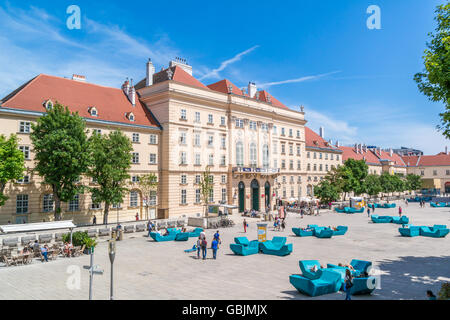 Museums Quartier square con le persone in stile barocco e Q21 edificio a Vienna, in Austria Foto Stock