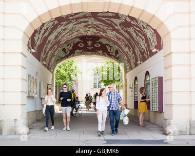 Persone in Literatur passaggio tra Museums Quartier e Mariahilfer street a Vienna, in Austria Foto Stock