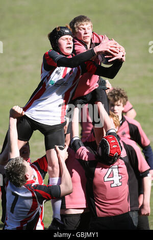 Combatti l'azione di Ayr (in rosa) contro la contea di Stirling durante le finali della National Midi Cup al Murrayfield Stadium di Edimburgo. Foto Stock