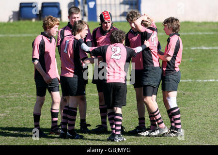 Combatti l'azione di Ayr (in rosa) contro la contea di Stirling durante le finali della National Midi Cup al Murrayfield Stadium di Edimburgo. Foto Stock