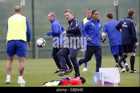 Il manager di Everton David Moyes durante una sessione di allenamento al Finch Farm Training Complex di Halewood, in vista della sua partita di semifinale della fa Cup contro Manchester United domenica 19 aprile 2009. Data immagine: Martedì 14 aprile 2009. Vedi PA storia CALCIO Everton. Il credito fotografico dovrebbe essere: Peter Byrne/PA Wire. L'uso è soggetto a limitazioni. Uso editoriale solo a meno che non sia stata preventivamente approvata per iscritto. L'utilizzo di nuovi supporti richiede la licenza di Football DataCo Ltd. Per ulteriori informazioni e limitazioni, chiamare il numero 44 (0)1158 447447 o visitare il sito Web www.pressassociation.com/images/restrictions/. Foto Stock