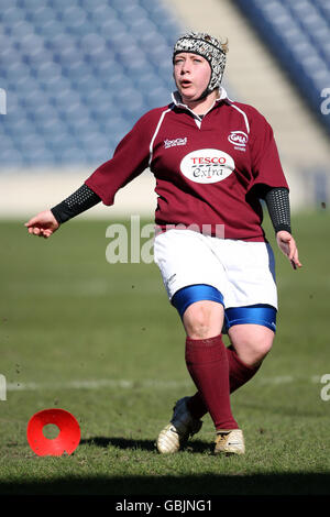 Combatti l'azione delle Gala Girls (in borgogna) contro la Carrick Academy durante le finali della National Midi Cup al Murrayfield Stadium di Edimburgo. Foto Stock